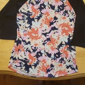 👍LuLaRoe raglan floral shirt